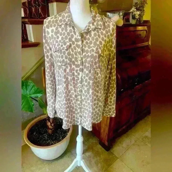 Ann Taylor Loft Ladies blouse Medium. Excellent condition. Lavender and white. - Picture 3 of 8